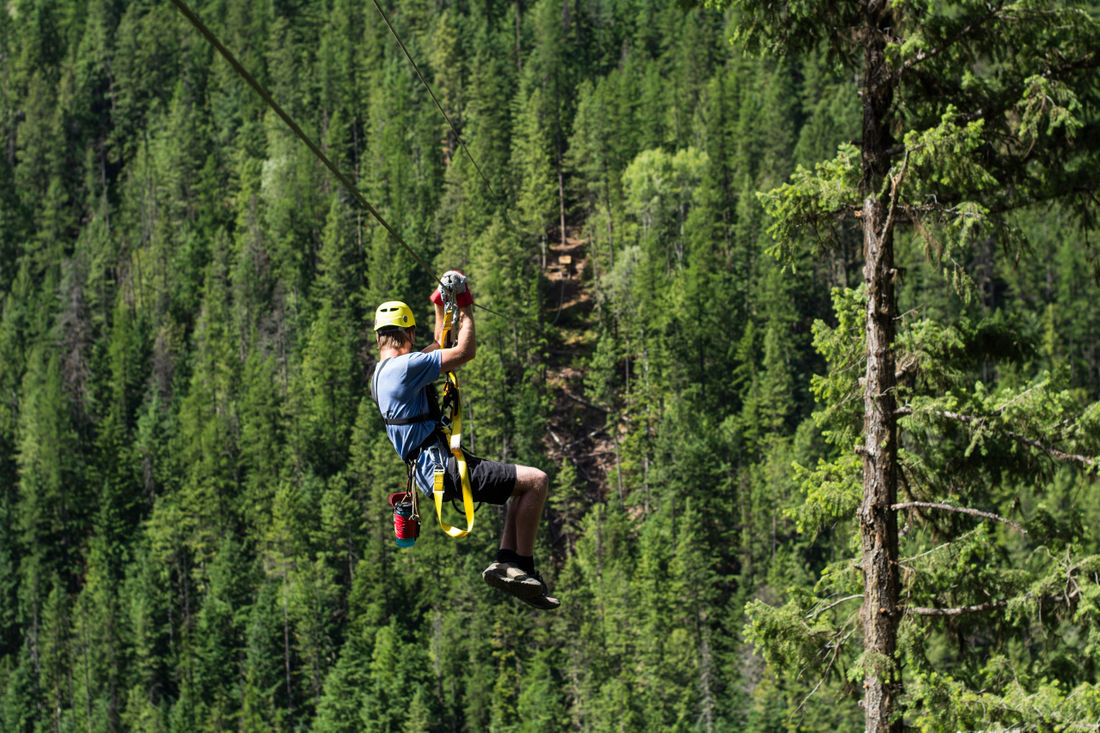 Our skilled zipline tour guides will make sure your adventure is safe and full of awesome! Note: You will NOT be required to wear gloves and stop yourself on the lines. <br>